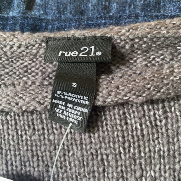 Rue21 gray sweater.  Women size small - Picture 2 of 5